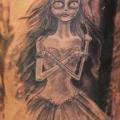 Tim Burton Oberschenkel tattoo von Mia Tattoo