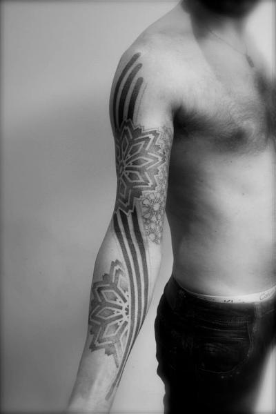 Tatuaje Brazo Flor Dotwork por L'Art Du Point