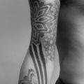 tatuaje Brazo Flor Dotwork por L'Art Du Point