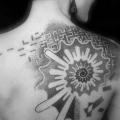 tatuaje Hombro Espalda Dotwork por L'Art Du Point