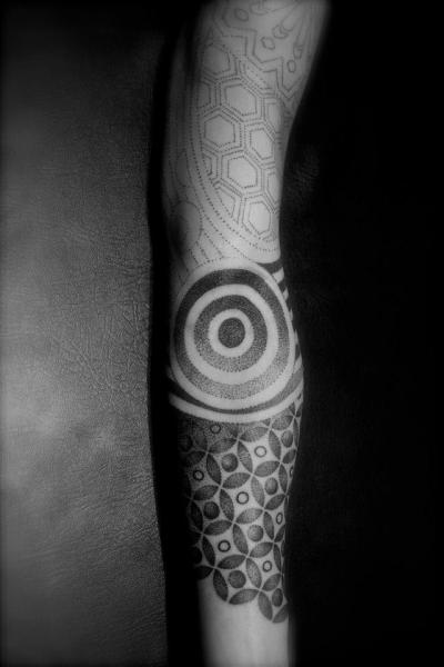 Arm Dotwork Tattoo von L'Art Du Point