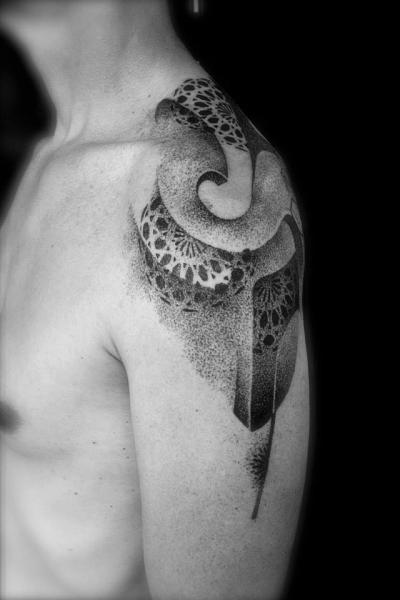 Tatuaje Hombro Dotwork por L'Art Du Point