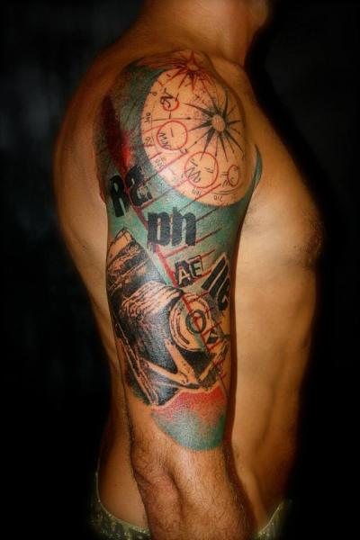 Tatuaje Hombro Brazo Cámara Dotwork por L'Art Du Point