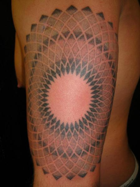Tatuaje Brazo Dotwork Geométrico por North Side Tattooz