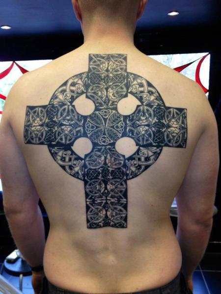 Tatuaż Plecy Krzyż Celtycki przez North Side Tattooz