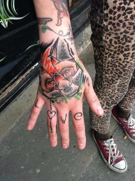 Hand Wolf Tattoo von North Side Tattooz