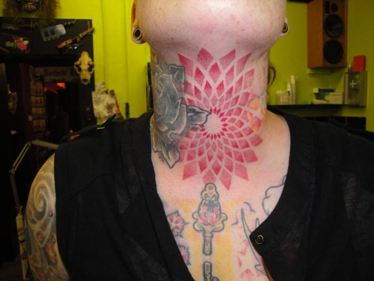 Tatuagem Pescoço Dotwork por North Side Tattooz
