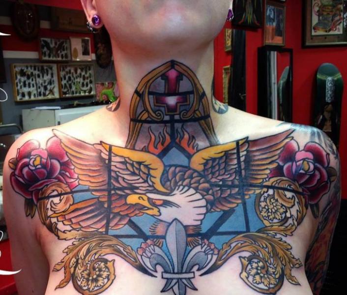 Tatuagem Águia Pescoço Peito por Mikael de Poissy