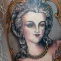 tatuaje Mujer Medallón Muslo por Mikael de Poissy