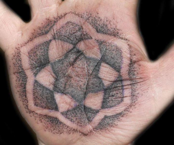 Tatuagem Mão Dotwork por Physical Graffiti