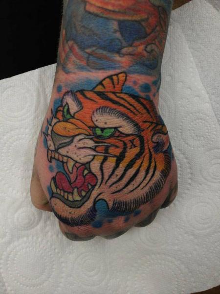 Tatuaggio Mano Tigre di Physical Graffiti