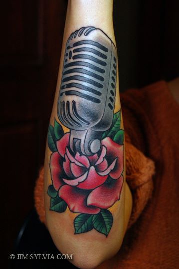 Tatuaje Brazo Micrófono por Jim Sylvia