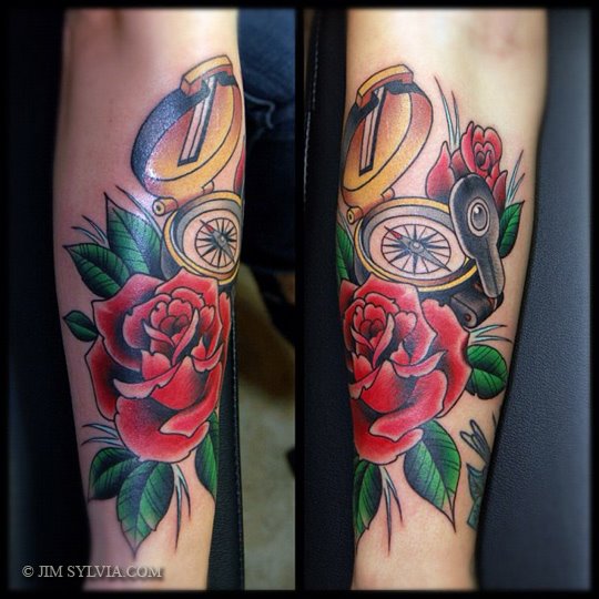 Tatouage Bras Old School Fleur Compas par Jim Sylvia