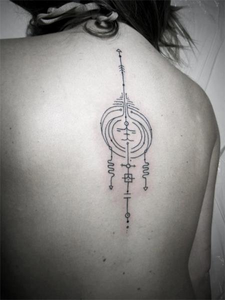 Rücken Geometrisch Tattoo von Kris Davidson