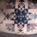 tatuaje Brazo Dotwork Geométrico por Kris Davidson