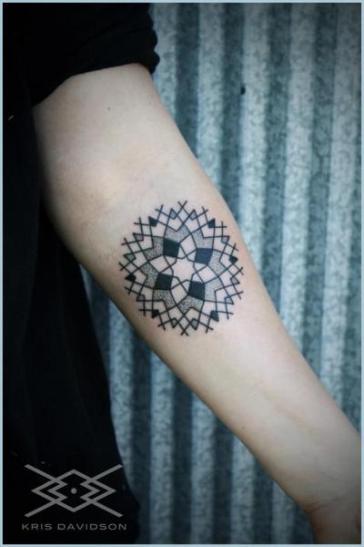 Tatuaje Brazo Dotwork Geométrico por Kris Davidson