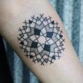 tatuaje Brazo Dotwork Geométrico por Kris Davidson
