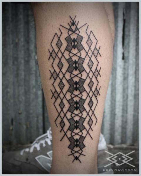 Tatuaje Ternero Dotwork Geométrico por Kris Davidson