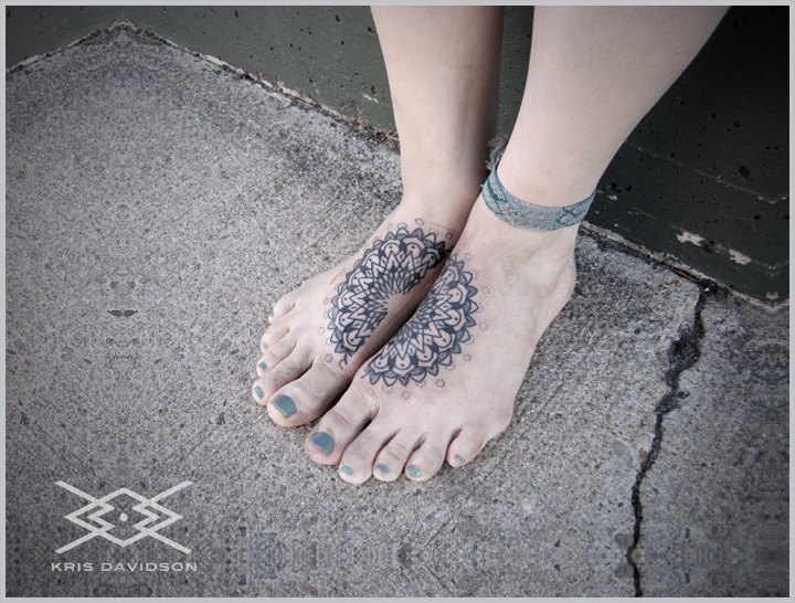 Tatuagem Pé Dotwork Geométrico por Kris Davidson
