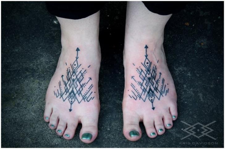 足 幾何学的 タトゥー よって Kris Davidson