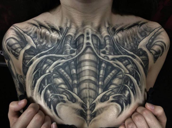 Tatuaje Biomecánica Pecho por Nephtys de l'Etoile
