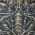 Biomechanisch Brust tattoo von Nephtys de l'Etoile