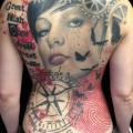 tatuaje Engranaje Mujer Espalda Brújula por Yakuza Tattoo