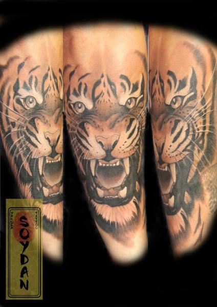 Tatuaż Realistyczny Tygrys przez Yakuza Tattoo