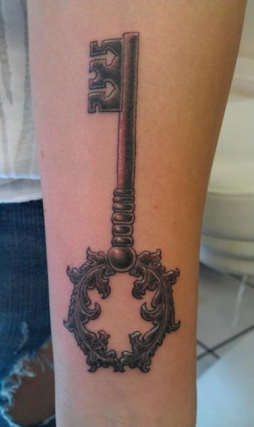 Arm Realistic Key Tattoo by Tatouage Chatte Noire