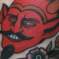 Arm Old School Teufel tattoo von Tatouage Chatte Noire