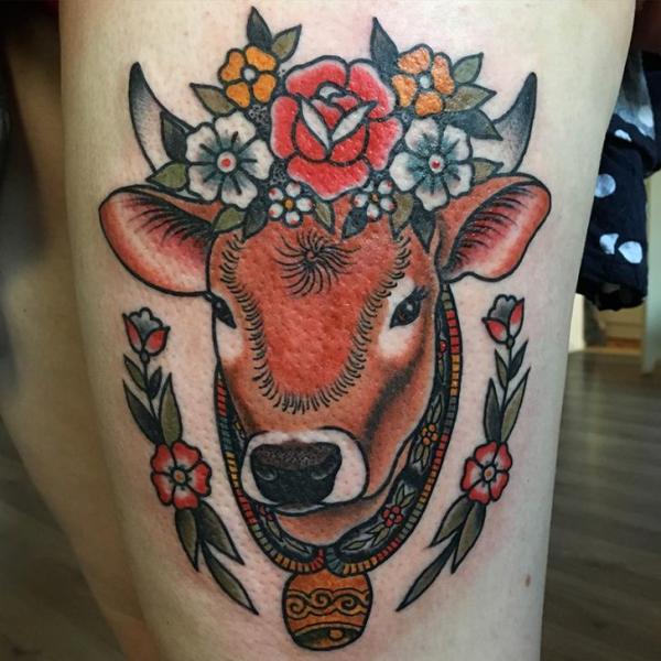 Old School Cow Thigh Tattoo by Tatouage Chatte Noire