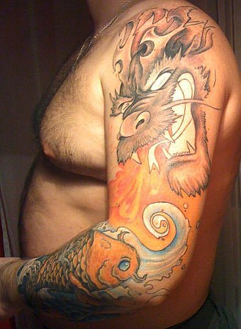 Tatuaje Hombro Brazo Japoneses Carpa Dragón por Cuba Tattoo