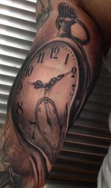 Tatuaje Brazo Realista Reloj por Vicious Circle Tattoo