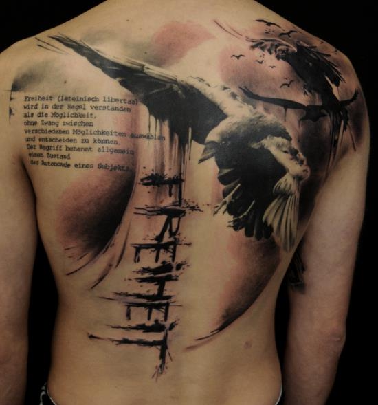 Tatuaje Realista Espalda Cuervo por Vicious Circle Tattoo