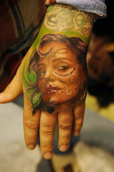 Tatuaje Cráneo Mexicano Mano por Vicious Circle Tattoo