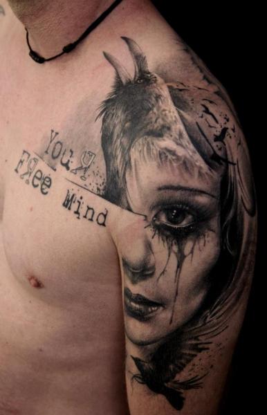 Tatuaje Hombro Pecho Letras Mujer por Vicious Circle Tattoo