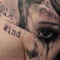 tatuaggio Spalla Petto Scritte Donne di Vicious Circle Tattoo