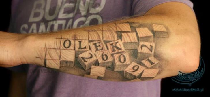 Tatuaggio Braccio Puzzle Caratteri di Bloody Art