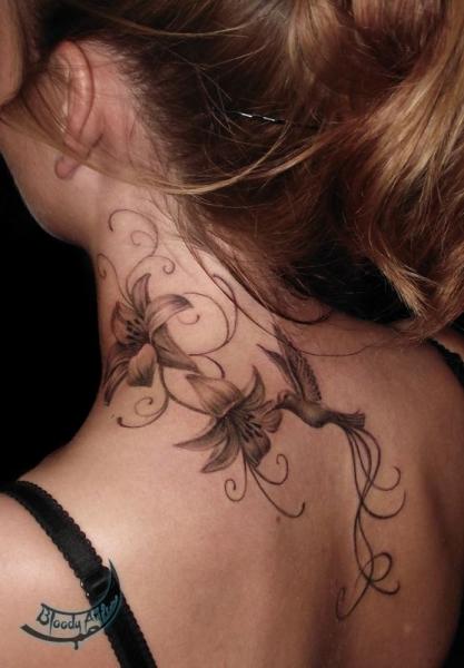 Tatuaje Realista Flor Cuello Colibrí por Bloody Art