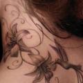 Realistische Blumen Nacken Kolibri tattoo von Bloody Art