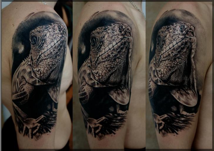 Shoulder Realistic Iguana Tattoo by Pavel Roch