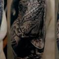 tatuaje Hombro Realista Iguana por Pavel Roch