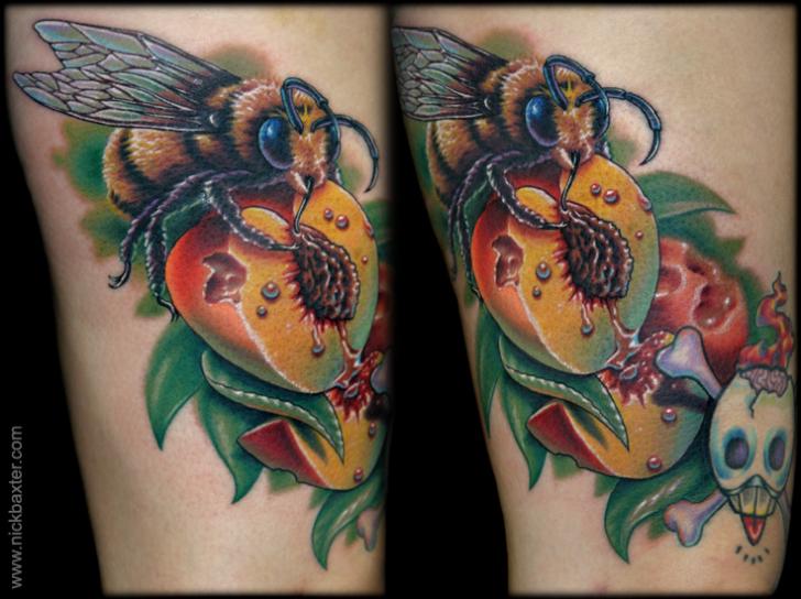 Tatouage Bras Réaliste Abeille par Nick Baxter