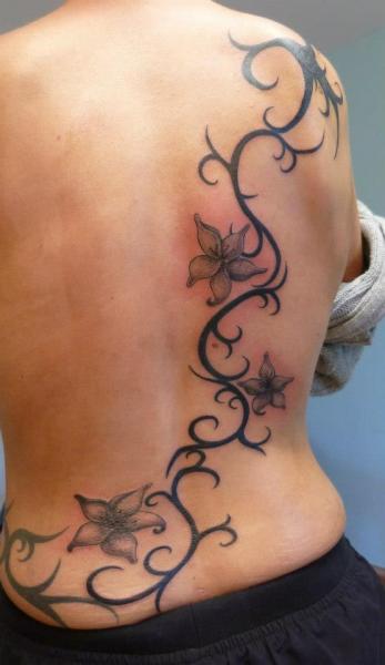 Tatuaje Flor Espalda por Tattoo Hautnah
