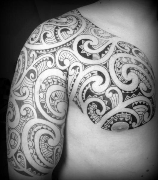 Tatouage Bras Coffre Tribal par Tattoo Hautnah