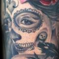 tatuaje Brazo Cráneo mexicano por Nirvana Tattoo
