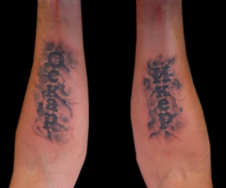 Tatuaż Ręka Napisy przez Tattoo Chaman