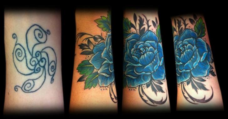 Tatuaje Flor Cover-up por Tattoo Chaman