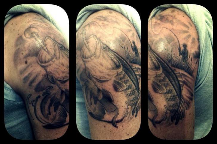 Tatuaggio Spalla Pesce di Tattoo Chaman