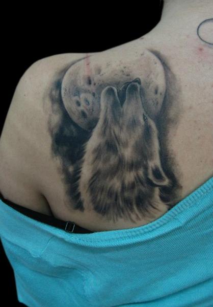 Tatuaje Hombro Realista Lobo Luna por Tattoo Chaman